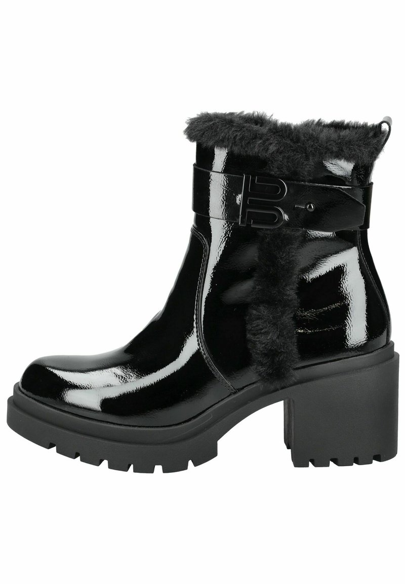 Botas de tobillo de charol negro con puño de pelaje sintético, que cuentan con un tacón grueso y un acento de correa. La suela gruesa y texturizada proporciona agarre.