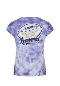 Lila tie-dye T-shirt med rund halsringning, korta ärmar och grafiskt tryck med en fotboll, stjärnor och "Baltimore Ravens Sedan 1996."