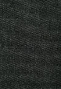 Tela negra texturada con un tejido denso, que presenta una superficie uniforme y variaciones mínimas en el color. Adecuada para tapicería o cortinas.