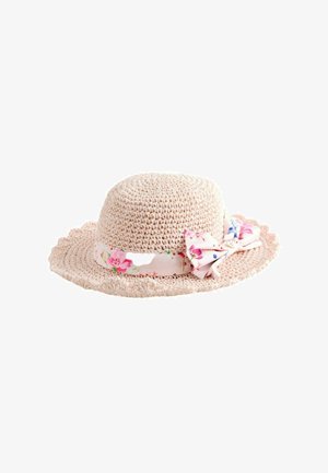 Sombrero de sol de crochet en beige claro con ala festoneada, decorado con una banda de tela floral rosa y un lazo.