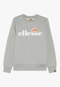 Sudadera gris de tela suave con cuello redondo, puños de canalé y un logo de "ellesse" con un acento naranja.