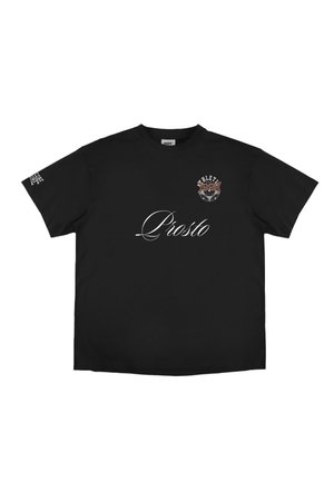 Czarna bawełniana koszulka z okrągłym dekoltem, krótkimi rękawami, białym logo „Prosto” w stylu kursywy na przodzie oraz czerwono-czarnym emblematem na klatce piersiowej.