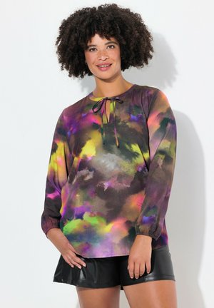 Blusa de manga larga en tejido ligero con un patrón de acuarela multicolor en púrpura, verde, amarillo y negro; cuenta con un lazo en el cuello.