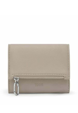 Cartera de cuero beige con un bolsillo delantero con cremallera y tirador plateado, con un sutil grabado en relieve de la marca "TOUS".