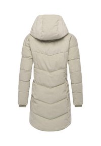 Giacca puffer beige con cappuccio, caratterizzata da un motivo a zigzag trapuntato, maniche lunghe e una lunghezza fino a metà coscia. Tessuto testurizzato.