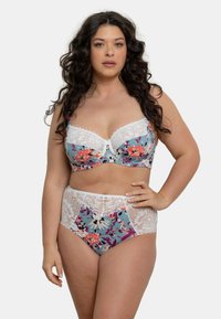 Soutien-gorge à imprimé floral et culottes taille haute dans des tons de bleu, rose et blanc, avec des détails en dentelle et une finition texturée douce.