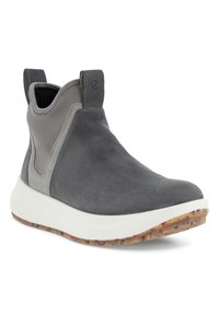 Las botas grises hasta el tobillo cuentan con una parte superior de ante suave con un panel gris en contraste, lados elásticos y una suela blanca texturizada con motas de color.
