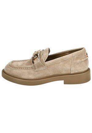 Beige suède loafers met een lage rubberen zool, voorzien van een decoratieve kettingdetail aan de voorkant en stiksels langs de randen.