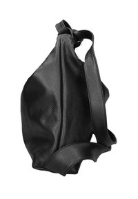 Schwarze Ledertasche mit einem lässigen Design, ausgestattet mit einem einzelnen Schulterriemen und einer geknoteten Akzentuierung am oberen Ende. Glatte Textur mit subtiler Schimmer.