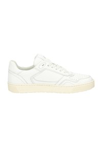 Sneaker bianca in pelle con punta perforata, pannelli laterali testurizzati, chiusura con lacci e suola in gomma crema a contrasto. Nessun marchio visibile.