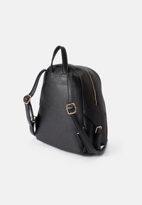 Fekete hátizsák, strukturált dizájnnal, sima szintetikus anyagból készült, állítható pántokkal és arany cipzárazással.