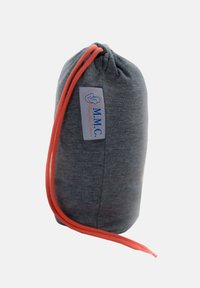 Sac de rangement en tissu gris de forme arrondie, avec un cordon de tirage orange vif et une étiquette portant le logo "M.M.C." en bleu et rouge.