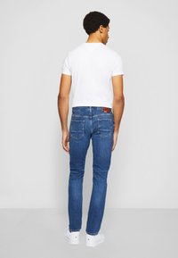 Tommy Hilfiger CORE BLEECKER SLIM - Liibuvad teksad - oregon indigo