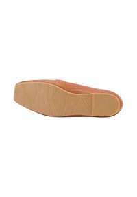 Pantofii plat din material țesut de culoare maro, cu un superior texturat și talpă din cauciuc solid. Au vârful rotunjit și o talpă flexibilă pentru confort.