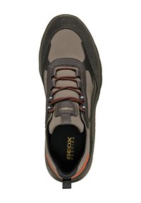 Sneaker grigio scuro con una combinazione di suede e tessuto sulla parte superiore, lacci arancioni e suola testurizzata. Presenta un'etichetta sul tallone e un logo all'interno.