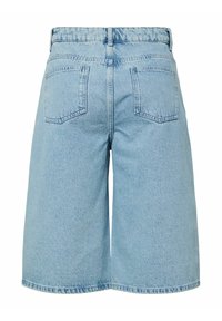 Ljusblå denimshorts med rak skärning, med två bakfickor och en ren fåll. Tyget har en strukturerad yta.