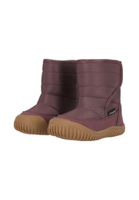 Bottes de cheville étanches bordeaux avec semelle en caoutchouc, détails cousus sur les côtés et dessus en tissu isolant. Dispose d'un design à enfiler pour un enfilage facile.