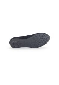 Zwarte schoen met een rubberen zool, voorzien van een golvend loopvlak en een gladde bovenkant. Het ontwerp is minimalistisch en mist zichtbare versieringen.