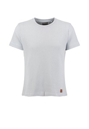 Lichtgrijs geribd gebreid shirt met korte mouwen, ronde hals en een klein bruin merkje aan de voorkant bij de onderste zoom.