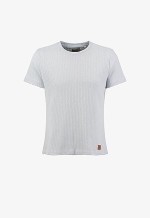 Hellgraues, geripptes Strickshirt mit kurzen Ärmeln, rundem Halsausschnitt und einem kleinen braunen Markenzeichen nahe dem unteren Saum auf der Vorderseite.