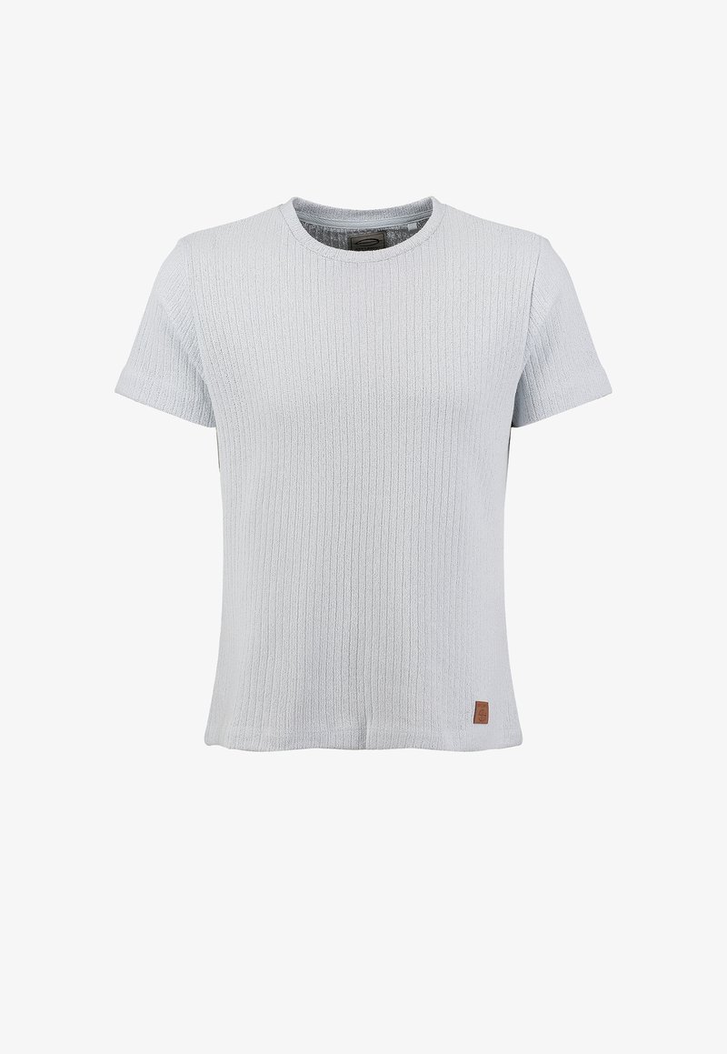 Camiseta de punto de manga corta acanalada de color gris claro con escote redondo y una pequeña etiqueta de marca marrón cerca del dobladillo inferior en la parte delantera.