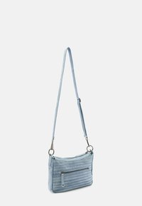 Borsa a tracolla azzurro chiaro realizzata in materiale morbido con una parte anteriore texturizzata, dotata di tre tasche con zip e una tracolla sottile e regolabile.