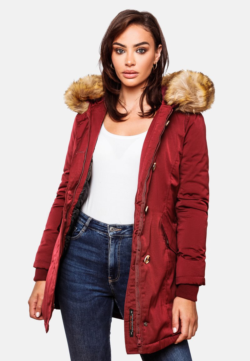 Sarkans parkas ar mākslīgās kažokādas kapuci, ar rāvējslēdzēju un pogu aizdari, kā arī ribinātām aprocēm. Iekļauj sānu kabatas un tam ir gluda, mirdzoša tekstūra.