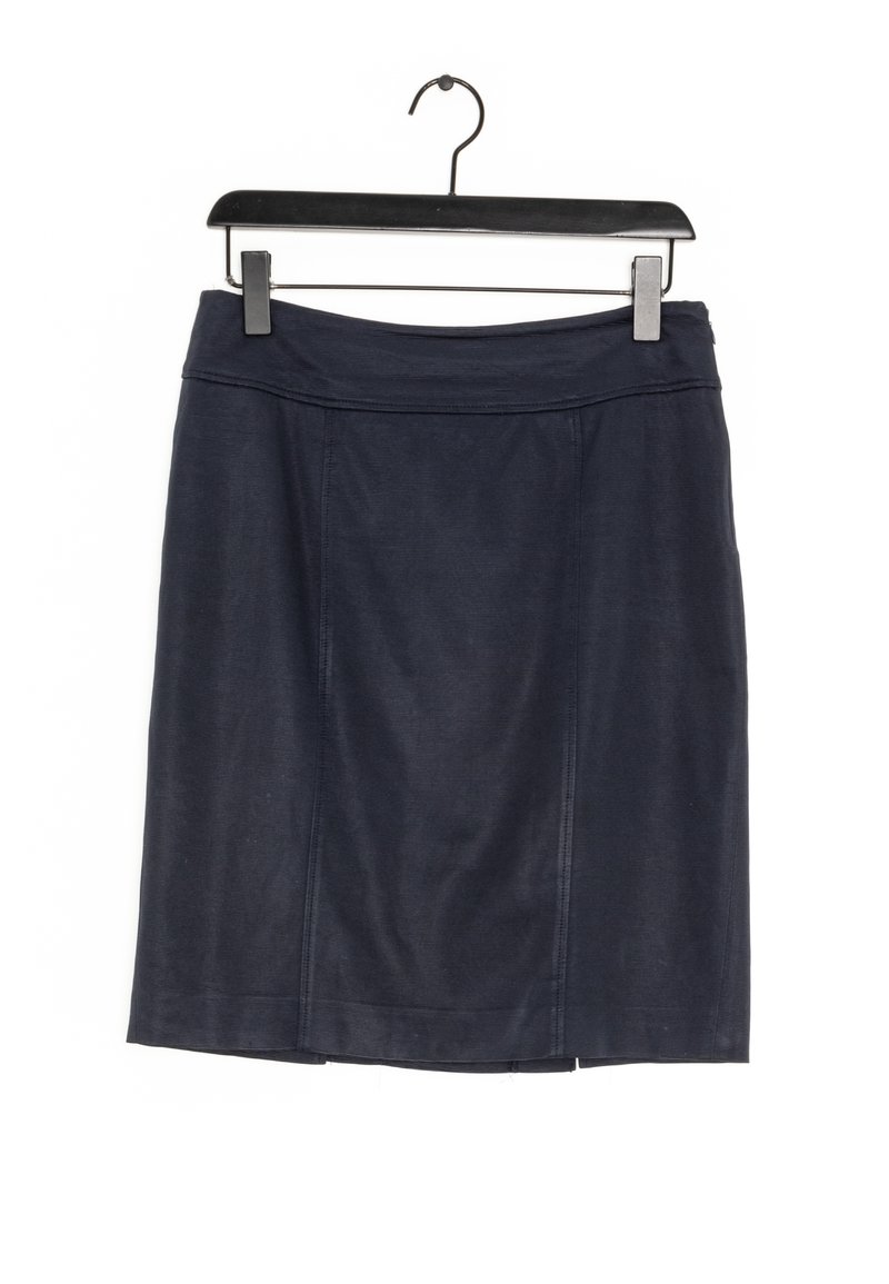 Námořnická sukně do kol, vyrobená z hladkého, elastického materiálu. Disponuje vypasovaným pasem, neviditelným bočním zipem a jemnými vertikálními švy pro zvýraznění.