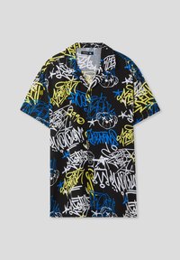 Camicia a maniche corte in tessuto nero con una stampa in stile graffiti bianca, blu e gialla, dal taglio comodo e design del colletto classico.