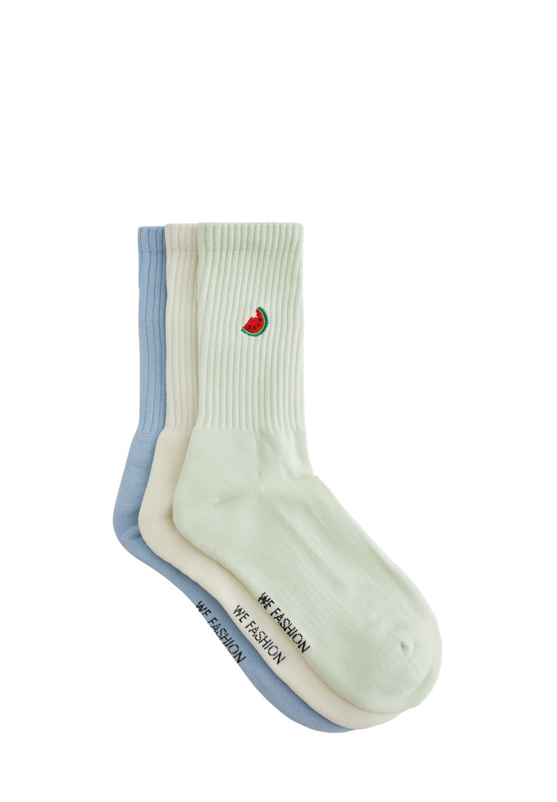 Tre par ribbede sokker i grøn, creme og lyseblå, med en broderet vandmelon skive og "WE FASHION" tekst forneden.