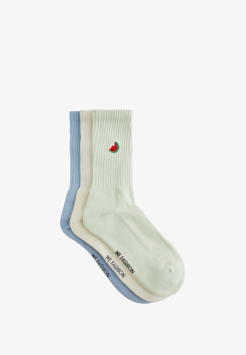 Kolme paria ribbivarsiga sokke, rohelises, kreemjas ja helesinises värvuses, millel on tikand watermeloniviilu kujul ja all "WE FASHION" tekst.