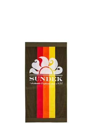Asciugamano Sundek con una base marrone scuro decorata da strisce verticali rosse, arancioni e gialle, e un logo bianco con un design a onda al centro.