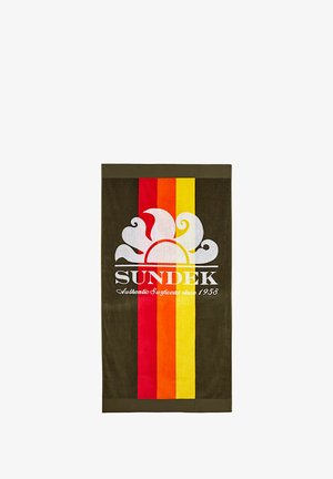 Toalla Sundek con una base marrón oscuro y rayas verticales en rojo, naranja y amarillo, y un logo blanco con un diseño de ola en el centro.