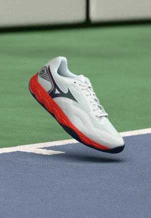 Mizuno, WAVE ENFORCE COURT 2  - Тенис обувки за всякакви повърхности - white/insignia blue/orange