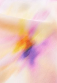Silke stof med en blød, glat tekstur har en akvarel-lignende blanding af pink, gul, orange og lilla nuancer i et abstrakt mønster.