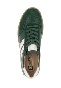 Gröna mocka- och lädersneakers med vita detaljer, rundad tå och platt brun gummisula. Har snörning och strukturerad ovandel.