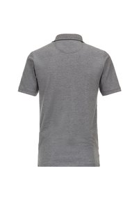 Harmaa lyhythihainen polo-paita, jossa on kaulus. Paita on yksivärinen ja siinä on sileä rakenne; saumat ovat näkyvissä reunoilla.