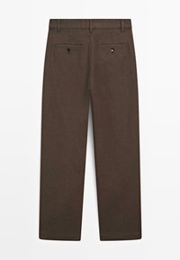 Pantaloni marroni a gamba dritta realizzati in un tessuto liscio. Presentano due tasche posteriori con bottoni neri e un orlo pulito.