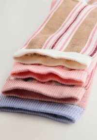 Quattro paia di calzini disposti orizzontalmente; motivo a righe nei colori rosa, marrone, bianco e azzurro; trama a coste, materiale morbido.
