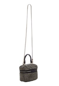 Piccola borsa nera con borchie argentate, chiusura con zip e tracolla removibile. Presenta una forma strutturata e un manico superiore.