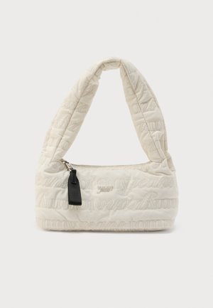 Bolso acolchado color crema con asa curva, cierre de cremallera y herrajes en negro contrastante. Presenta una marca en relieve en toda la superficie.