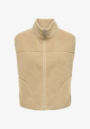 Béžová fleecová vesta bez rukávů s vysokým límcem a předním zipem, vyrobená z texturovaného, měkkého materiálu připomínajícího vlnu, s zakřivenými bočními švy.