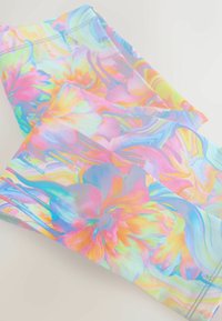 Kvetinová látka so vzorom ružových, fialových a modrých abstraktných kvetov na priehľadnom pozadí s hladkou textúrou.