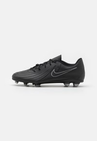 Scarpe da calcio nere realizzate in materiale sintetico con un design testurizzato, dotate di un logo Nike grigio e cinque tacchetti conici sulla suola.