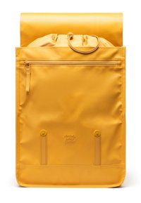 Sac à dos imperméable jaune avec un design à rabat enroulable, une fermeture par cordon de serrage, une poche zippée à l'avant et un logo de marque embossé sur le bas de l'avant.
