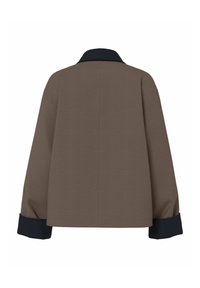 Hnedá bunda s čiernym rebrovaným golierom a manžetami, zobrazená zozadu s dlhými rukávmi a rovnými lemami.