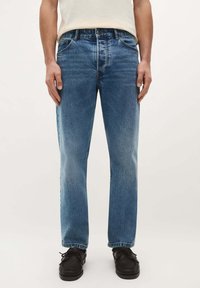 Jeans de denim azul con un diseño de pierna recta, que presentan una cintura de altura media y un estilo clásico de cinco bolsillos. La tela tiene un acabado texturizado sutil.