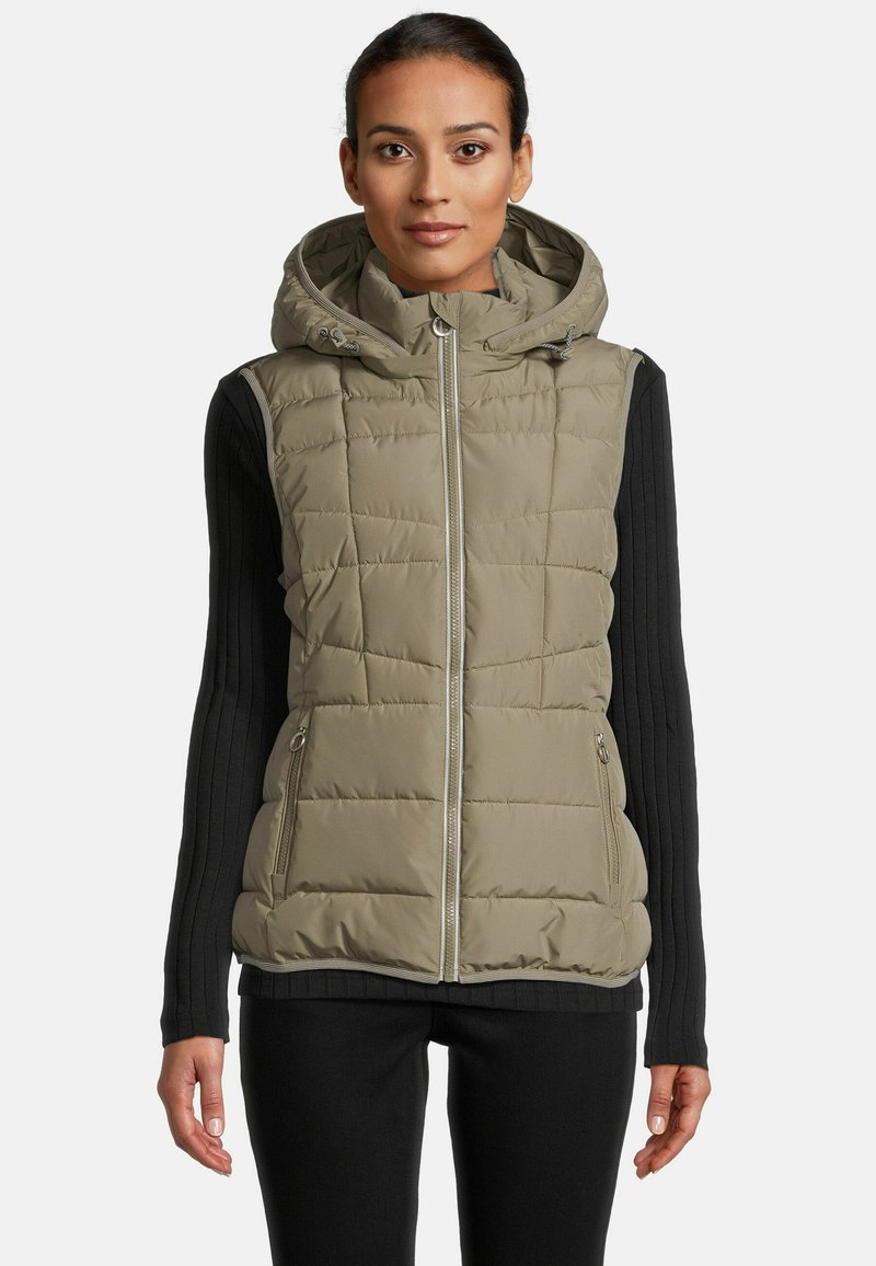 Gilet rembourré court en vert olive atténué avec capuche, doté de poches zippées et de manches noires à côtes verticales. Texture lisse et design matelassé.