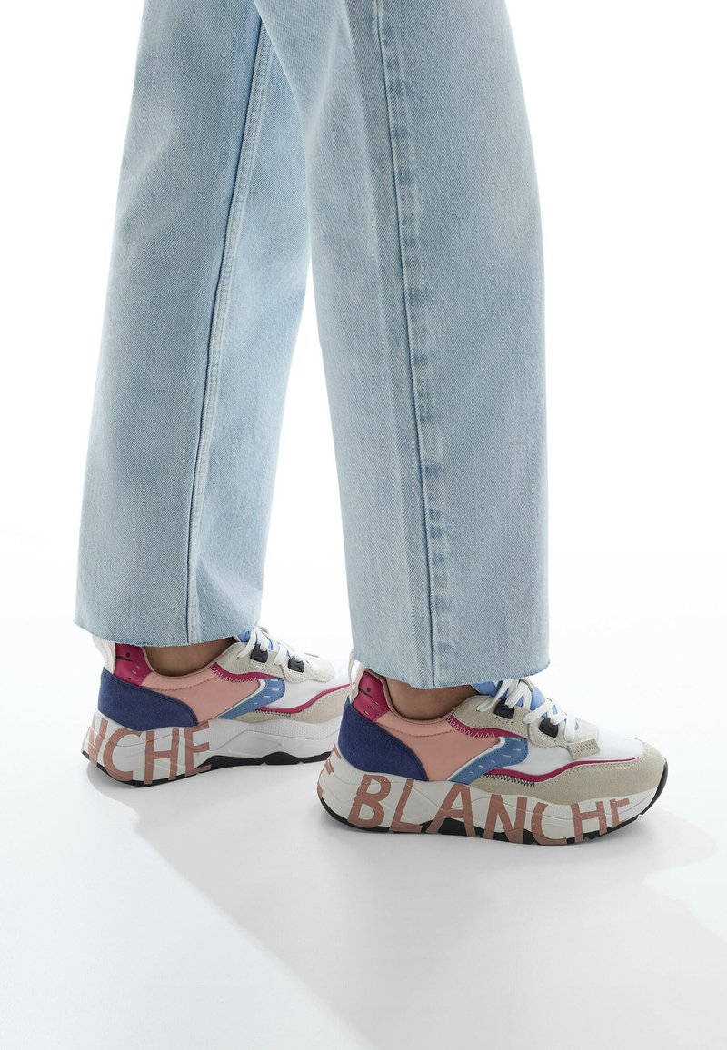 Sneaker multicolor con una combinazione di materiali bianchi, rosa, blu e blu scuro. Testo sulla suola che recita "BLANCHE." Design con suola spessa. Stile casual.