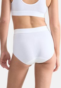 Witte katoenen onderbroek met een elastische tailleband. De stof lijkt zacht, met een gladde textuur en een klassiek slipontwerp.